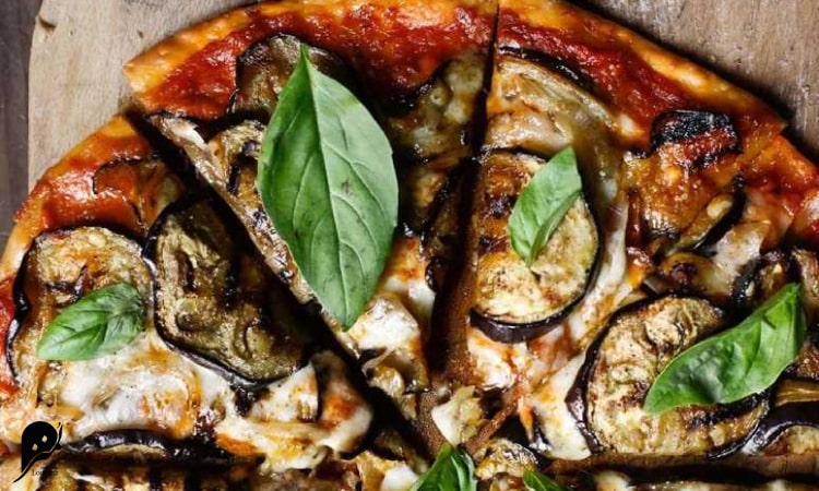 11 غذای ایتالیایی که حتما باید امتحان کنید 4 پیتزا بادمجان شکم پر