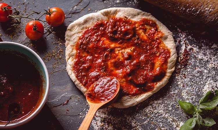 علت آب انداختن پیتزا چیست؟ 3 استفاده از سس رقیق در آب انداختن پیتزا