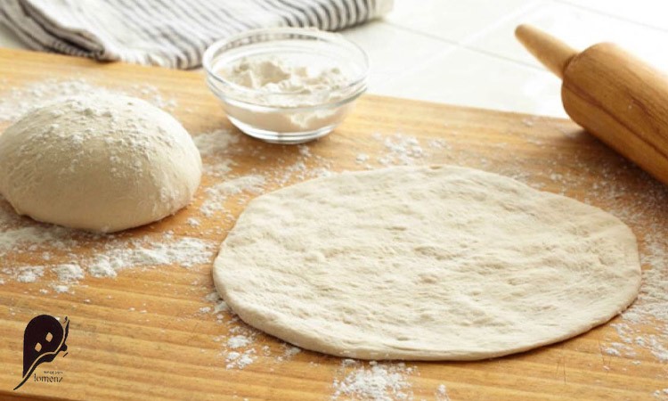 راه های جلوگیری از خمیر شدن پیتزا در فر 2 ورز دادن بیش از حد خمیر پیتزا