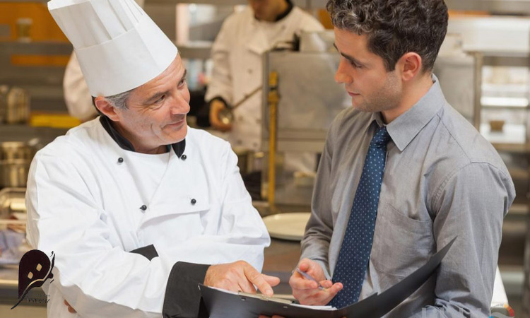 خاطره ساز شدن یک رستوران 3 رفتار دوستانه و صمیمی در بین کارکنان رستوران