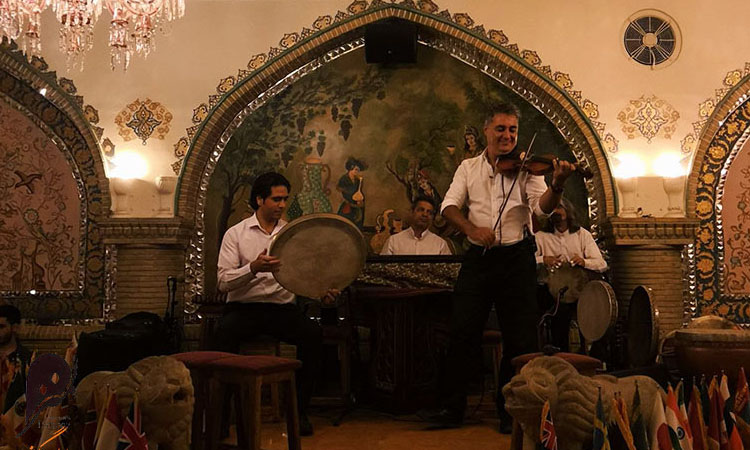 تاثیر موسیقی زنده در رستوران چیست؟ 3 تجربه شام با موسیقی زنده در رستوران