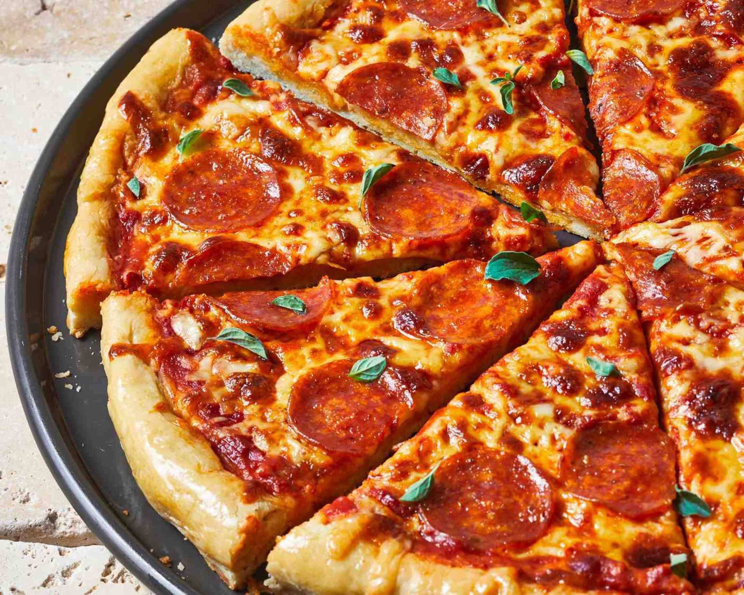 طرز تهیه پیتزا پپرونی خانگی ترد و خوشمزه مثل رستوران 2 طرز تهیه پیتزا پپرونی خانگی