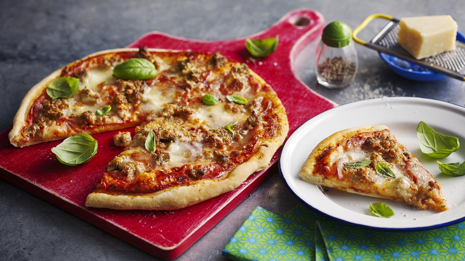 طرز تهیه پیتزا پپرونی خانگی ترد و خوشمزه مثل رستوران 3 خمیر پیتزا پپرونی خانگی