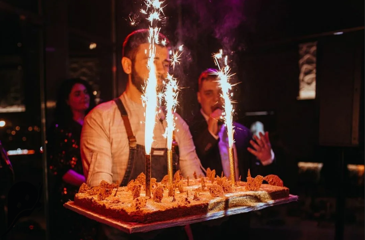 کافه رستوران های تهران مناسب جشن تولد و مهمانی های کوچک 3 نکاتی که باید هنگام تولد گرفتن در کافه رعایت کنیم