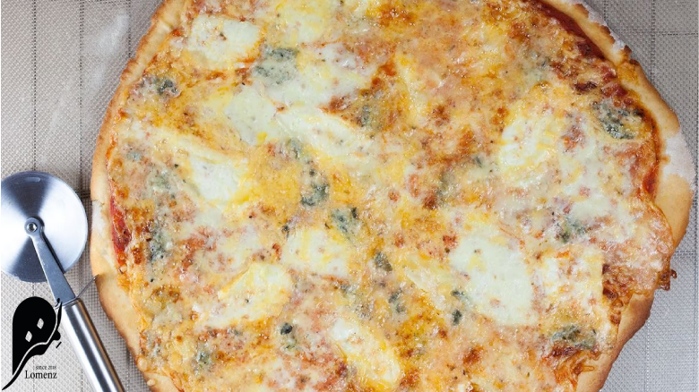 4 پیتزای معروف ایتالیایی که باید قبل از مرگ امتحان کنید 4 پیتزا کوارتو فورماجی نسخه بدون سس گوجه فرنگی