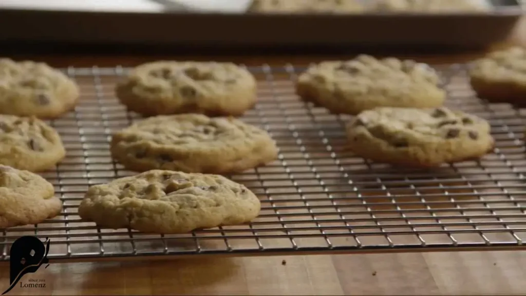 طرز تهیه کوکی خوشمزه 2 افزودن مواد خشک به شکل صحیح