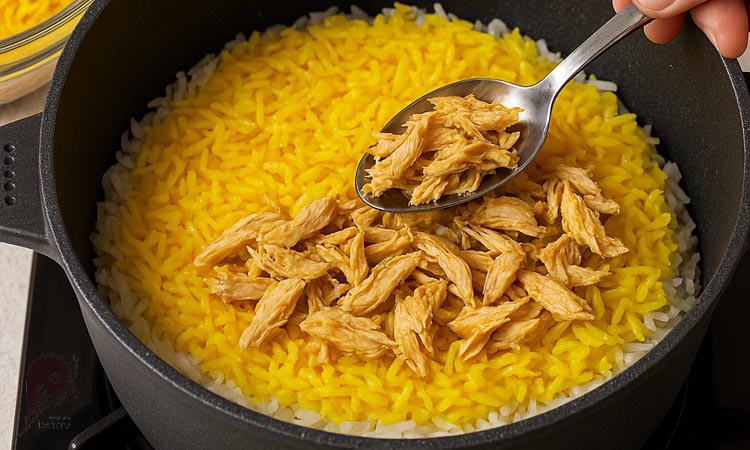 فوت و فن پخت یک ته دیگ مجلسی خوشمزه و ترد 2 ریختن مواد ته دیگ در قابلمه